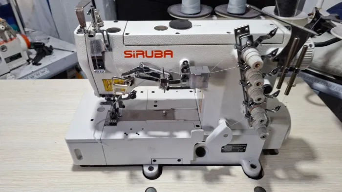 Maquina de costura galoneira siruba modelo F006.