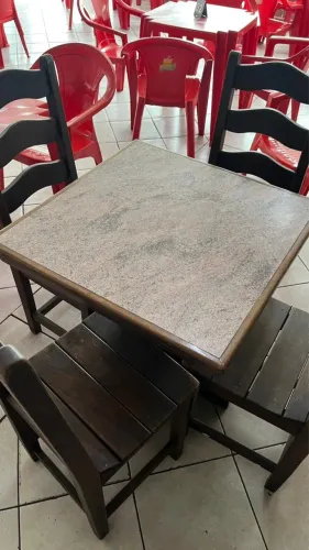 Cadeira e mesas pra restaurante