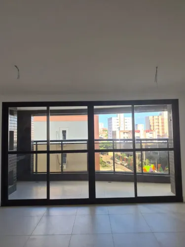 Vende-se porta de alumínio com 4 folhas em vidro, 2x20 por 3x80, novíssima!