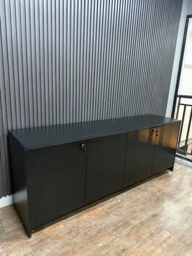 Armário Corporativo Preto TX 2,10m Credenza com Chave e Pastas Suspensas