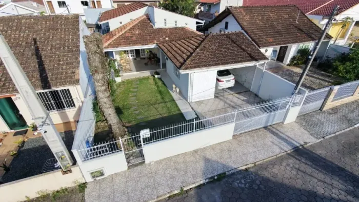 Casa na Praia do Quilombo, a 250m do mar, com 4 dormitórios, churrasqueira e garagem.
