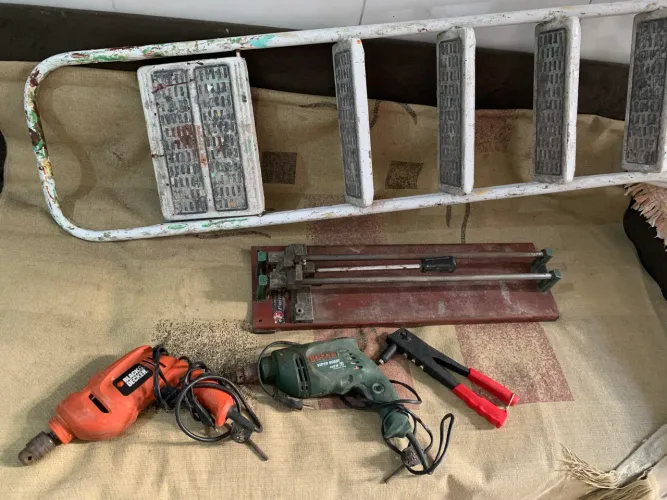 Diversas peças p/ obras; furadeiras, corta pisos, alicate arrebite, escada 