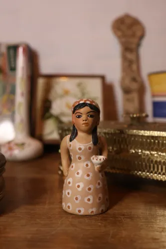 estatueta moça cerâmica nordestina artesanal barro nordeste arte popular decoração antigo