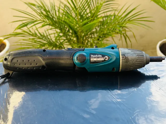 Parafusadeira Articulada Makita 6723D 4.8V Com Jogo De Bits / Pontas