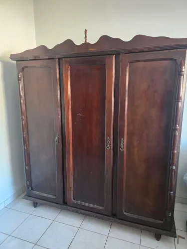 Guarda-Roupa Antigo em Madeira Maciça
