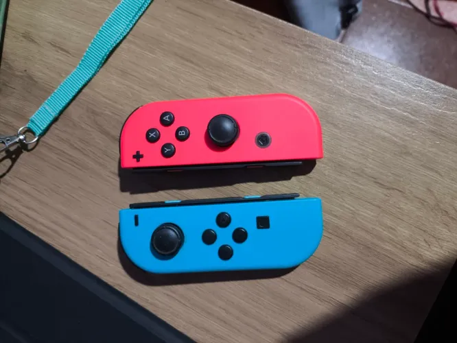 Par de Joy-Con Nintendo Switch Original (Neon Red / Neon Blue)