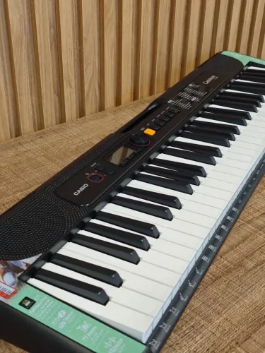 Teclado portátil Casio Casiotone CT-S200.