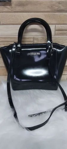 Bolsa PetiteJolie Preta com duas alças com zíper perfeito e bom espaço interno usada