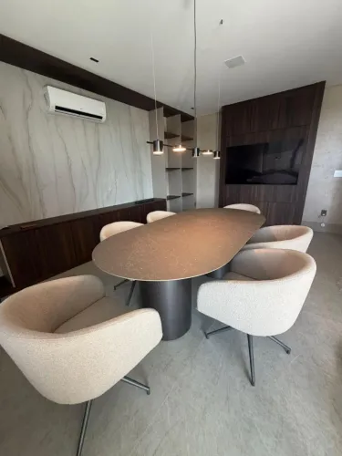 Mesa de jantar com tampo de pedra