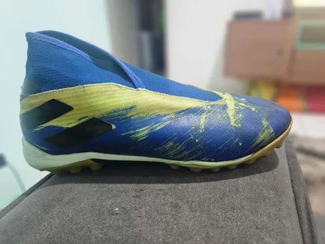 Chuteira Adidas Nemeziz n40