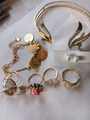 Vendo tudo pôr 40.00 3 anel brinco pulseira e bracelete