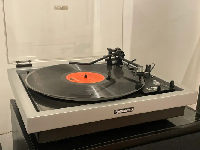 Toca discos Gradiente 750-S