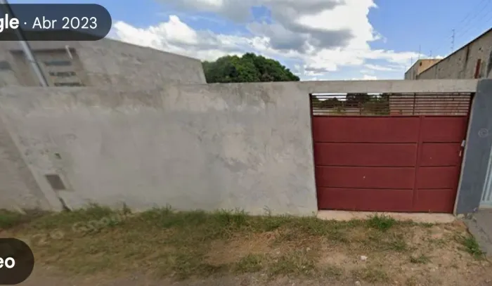 Lote todo murado e com portão 