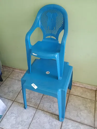 Mesa infantil azul com cadeira 