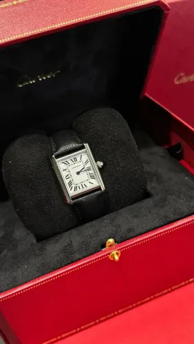 Relógio Cartier Tank Prata com Pulseira de Couro Preta