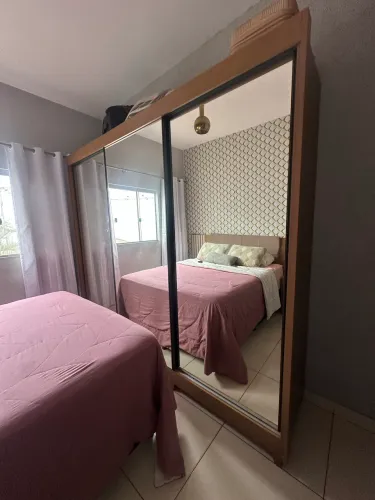 Lindo guarda-roupa casal grande espaçoso