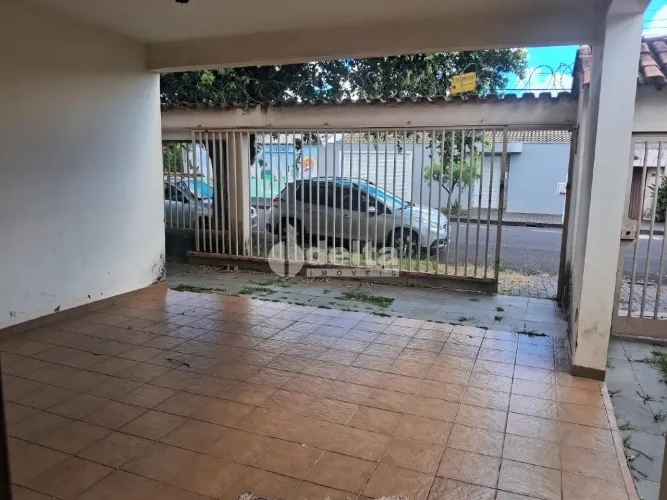 Casa residencial disponível para locação no bairro Umuarama em Uberlândia-MG