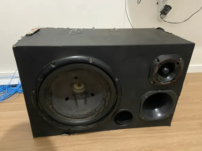 É vende-se  caixa trio. Funcionado Pereira