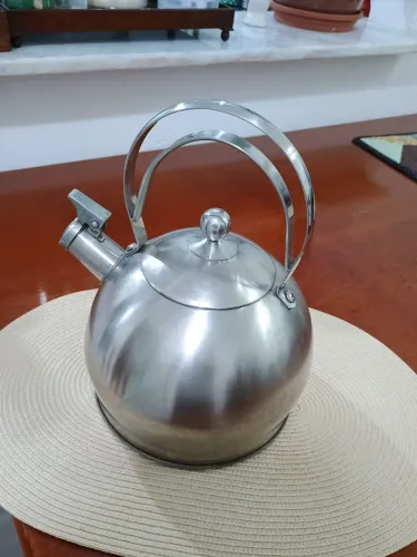 Chaleira em aço inoxidável usada.