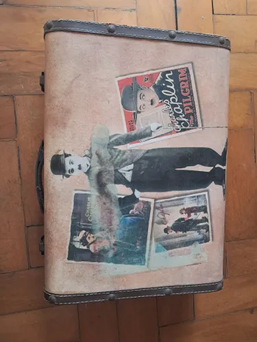 Maleta vintage antiga com charlie chaplin 35x25cm