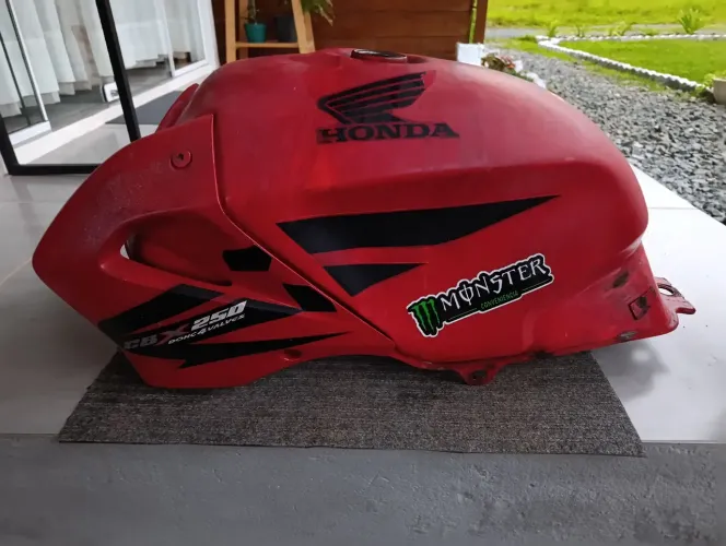 TANQUE + ABA LATERAL CBX TWISTER 250