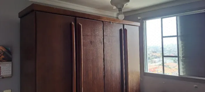 Vendo guarda roupas 4 portas e cama de casal em madeira maciça R$ 1.000,00 o conjunto