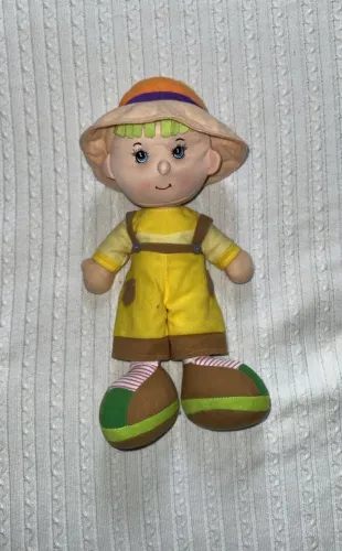 boneco de pelucia infantil com chapéu e com macacão