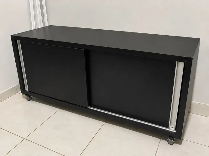 Móvel Balcão Preto com Porta de Correr - Ótimo Estado