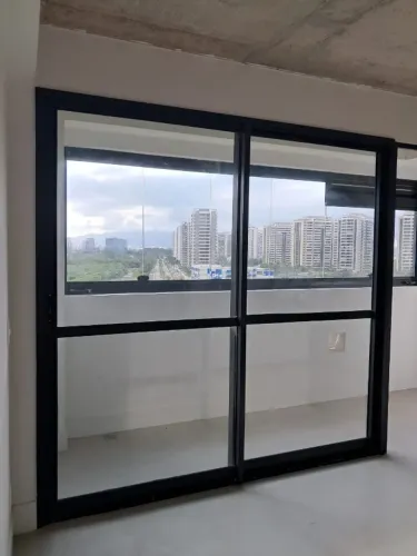 Esquadria de alumínio com vidro (COR PRETA)