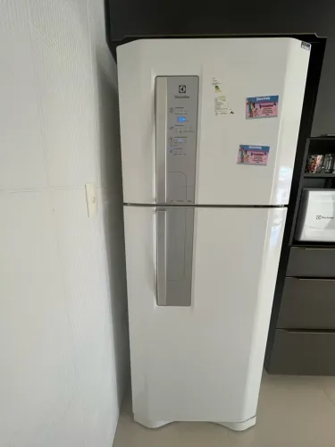 Geladeira Eletrolux 427 litros com defeito
