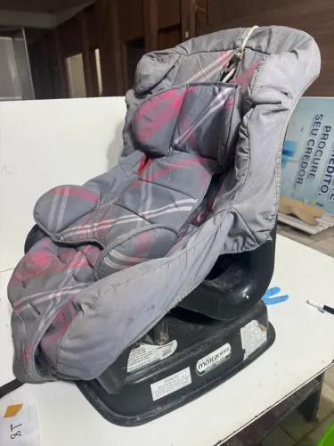 Vende-se cadeirinha de carro semi nova ( não vem com o sinto de segurança )