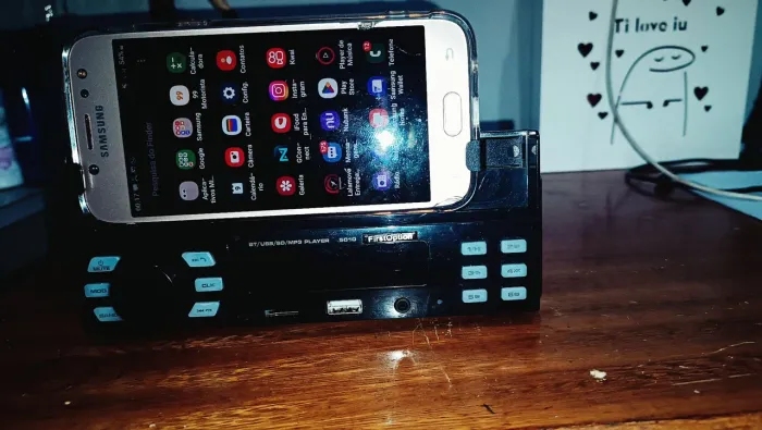 Rádio veicular com controle e suporte de celular
