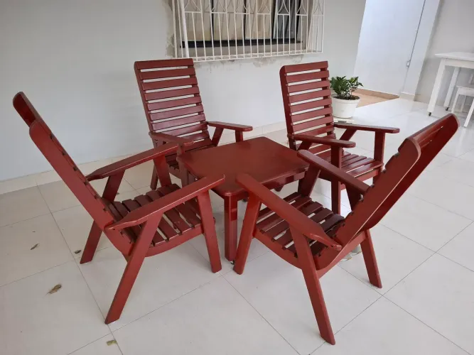 Jogo de cadeiras com mesinha