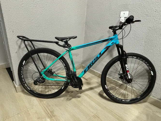 Bicicleta MTB First Aro 29 - Suspensão com Trava + Bagageiro - Excelente Estado