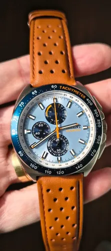 Relógio Orient Solar Calendário Perpétuo. Possui pulseira em couro e aço.