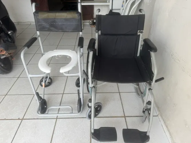Cadeiras de banho e de rodas