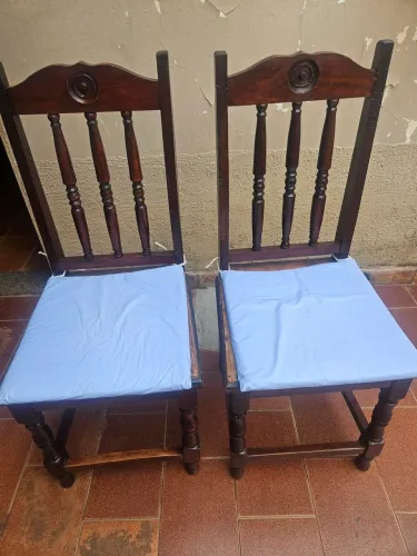 Cadeiras de madeira maciça
