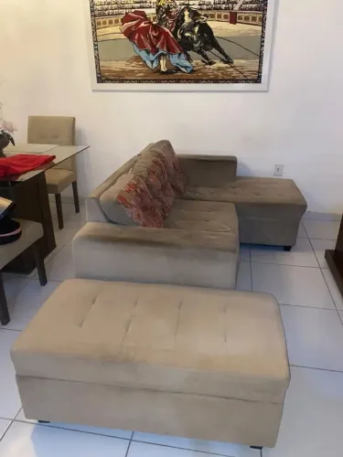 * Sofá de canto em L bege + puff estofado