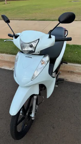 Vendo Honda Biz 125, ano 2016, cor branca.