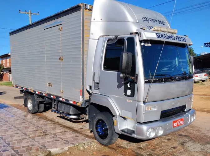 Ford cargo 815S 2004 baú 6m