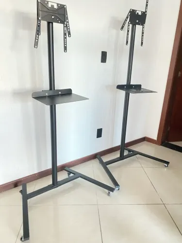2 Suportes de televisão 