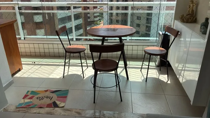 Mesa em madeira com pés de ferro e 3 cadeiras