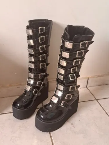 Bota DEMONIA cano alto preta com verniz