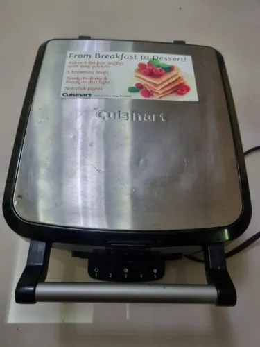 Máquina de waffle belga da Cousinart. Faz 4 waffles