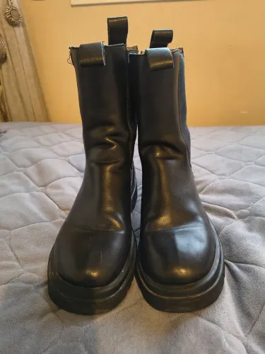 Bota preta de couro estilo Chelsea com cano médio e solado tratorado. Tam 37.