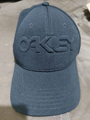 Boné da Oakley em ótimo estado de conservação<br>Tamanho L/XL<br>Valor:100,00 <br>Estudo trocas