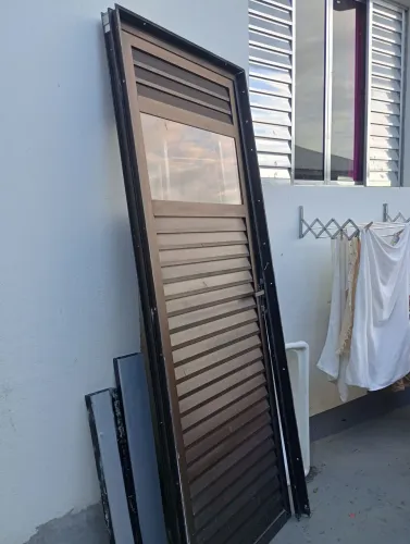 Vendo porta de alumínio 80x2.10