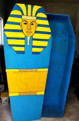 Sarcófago de caixa de papelão 