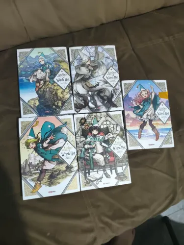 5 primeiros volumes de Atelier of witch hat