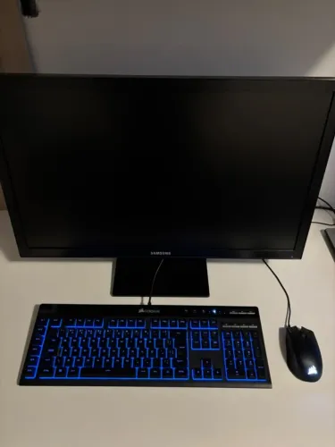 Monitor Gamer Samsung 27" FHD, 1ms, HDMI, VGA, Preto, Série SE332 + Kit Gamer Corsair Tecl